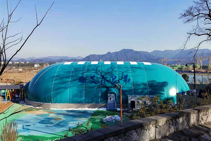 為保證結(jié)構(gòu)的安全性，氣膜建筑應(yīng)具備什么樣的特點(diǎn)？