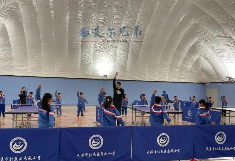 學生們正在新體育館內(nèi)上課 學生們正在新體育館內(nèi)上課