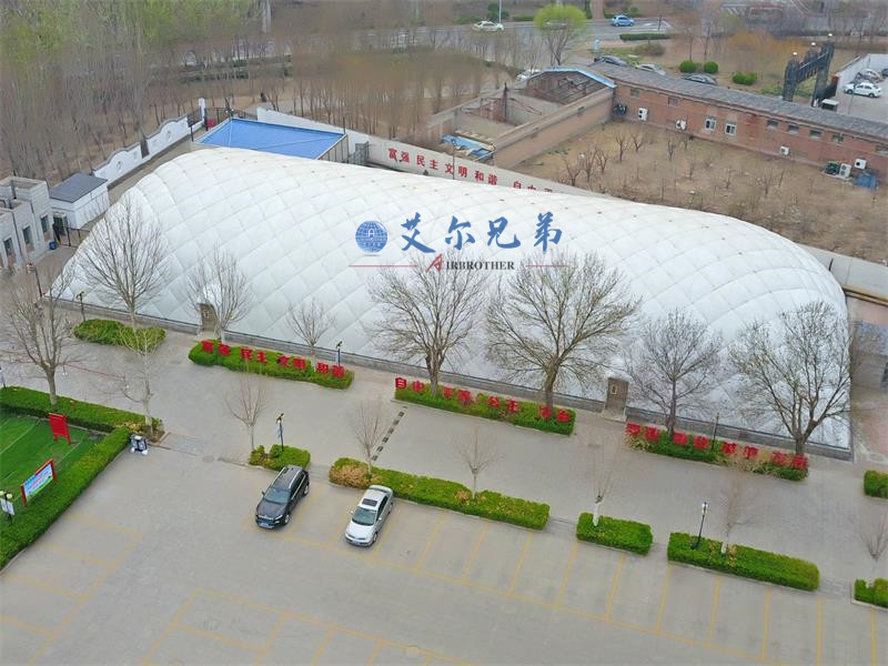 氣膜運(yùn)動(dòng)館在強(qiáng)風(fēng)天氣下的穩(wěn)定性如何？