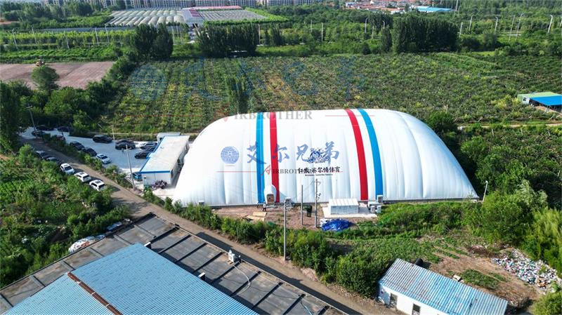 煙臺萊陽區(qū)迎來了一座備受矚目的新建筑——占地2160平的純白氣膜籃球館